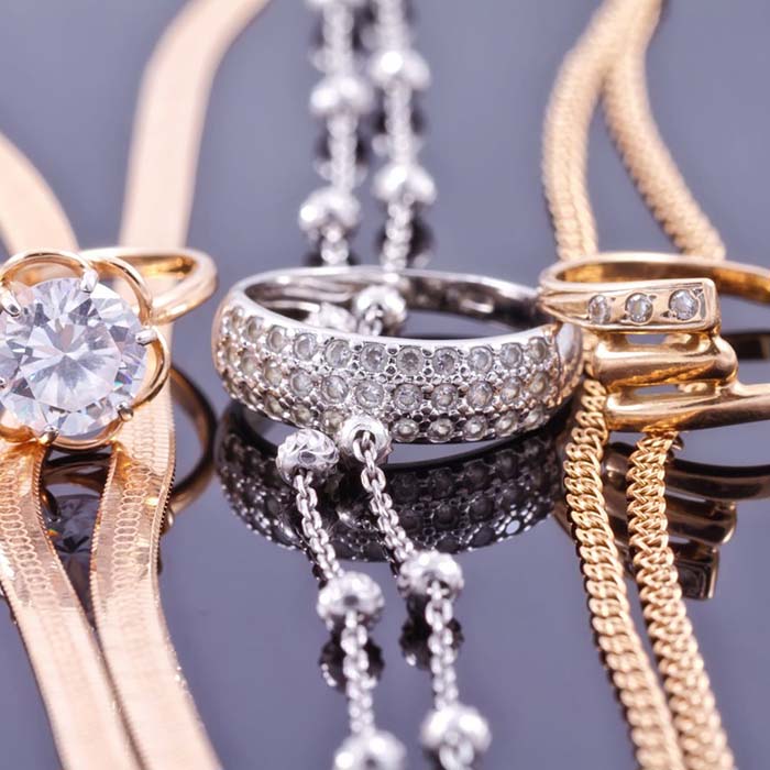 Golden Jewelry vs. Silver Jewelry: A Comprehensive Comparison